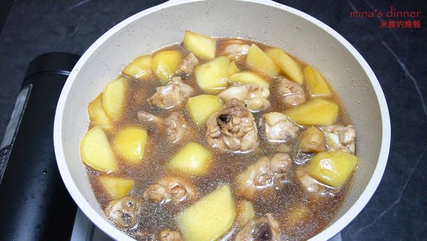 炒至雞塊收縮兩面金黃，倒入8ml料酒翻炒去腥味，再把土豆倒入鍋中翻炒。加入8ml老抽、8ml生抽、3g白糖和適量溫水，蓋上鍋蓋悶煮20分鐘。