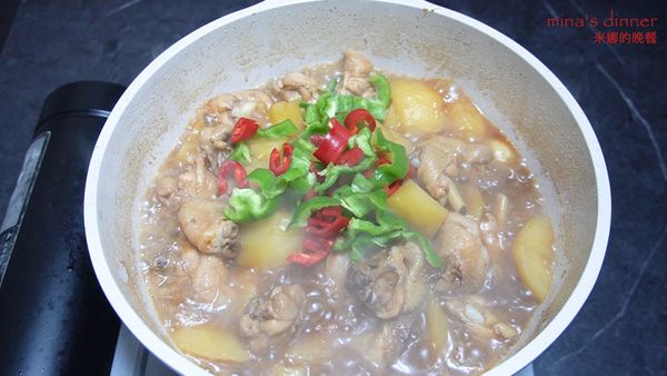 記得時不時翻拌一下，小心粘鍋。當湯汁濃稠時，加入青紅椒，炒至變色即可出鍋。