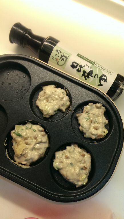 拌入醬油露後加面粉拌勻下鍋煎