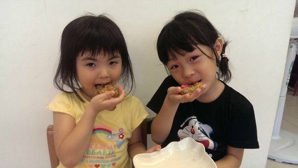 看看小朋友都在搶食嘍~