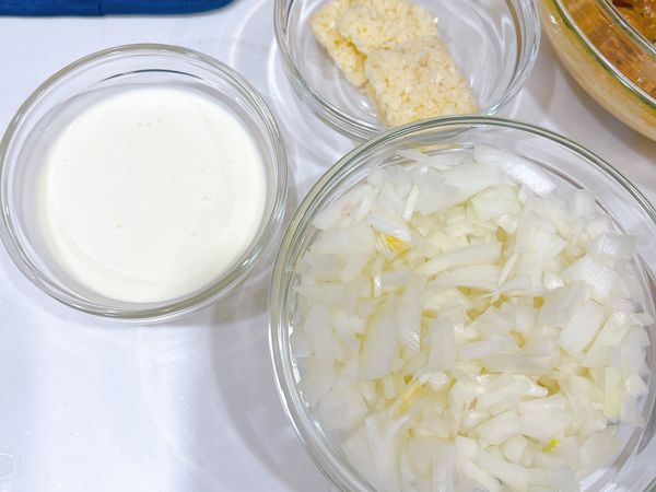 洋蔥切丁、蒜切末，備好鮮奶油、牛奶