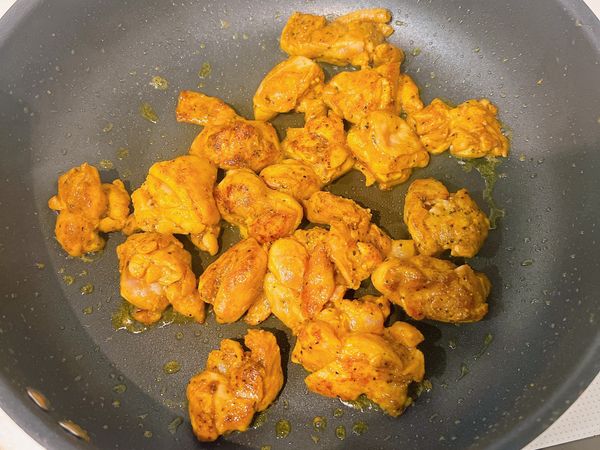 雞肉熱油下鍋煎炒至金黃色，
夾起備用