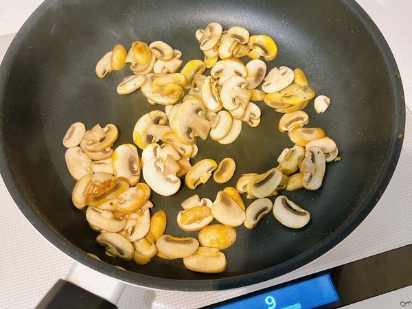 原鍋下洋菇乾炒，香味釋出後再進行下一步驟