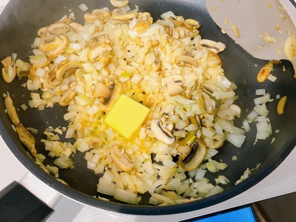 加入洋蔥、蔥、奶油，拌炒到奶油融化
洋蔥變軟即可