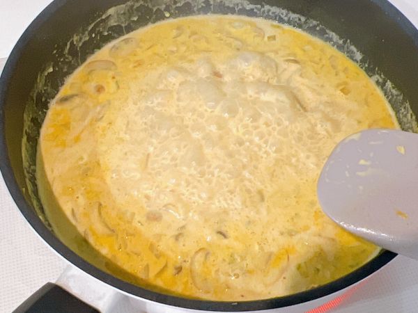 加入牛奶、鮮奶油、再適時補一些咖喱粉，
連同其他調味料加入煨煮