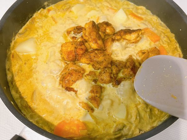 大滾之後加入馬鈴薯、蘿蔔、雞肉
蓋上蓋子，中小火收汁