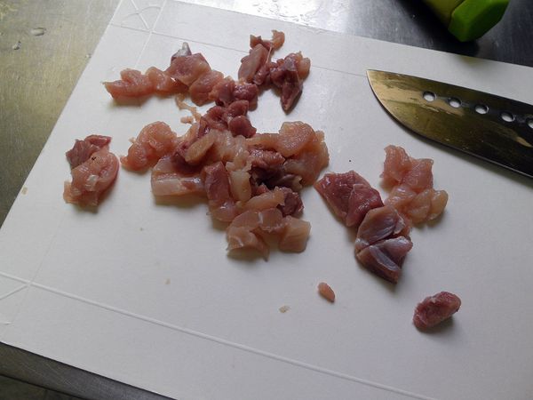 雞肉或雞胸肉剁碎，雞蛋打散成蛋液，備用。