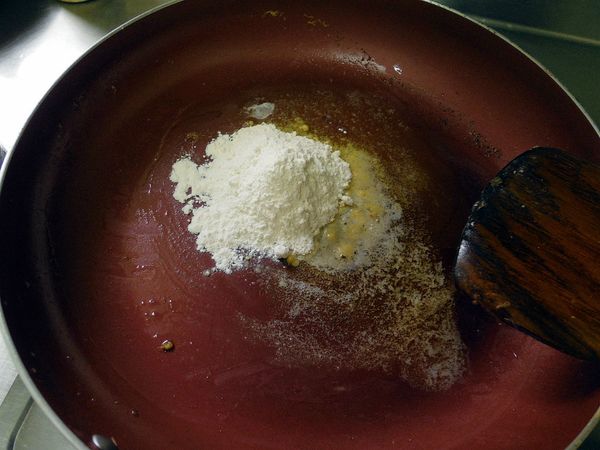 熱鍋放入奶油(小火)，待奶油融化後慢慢加入麵粉炒至糊狀。加入牛奶小火拌至麵糊融化，最後再加入玉米、雞肉與調味料、高湯、淋入的蛋液慢慢熬煮至濃稠。(若覺得太濃稠 可以加點水來稀釋)