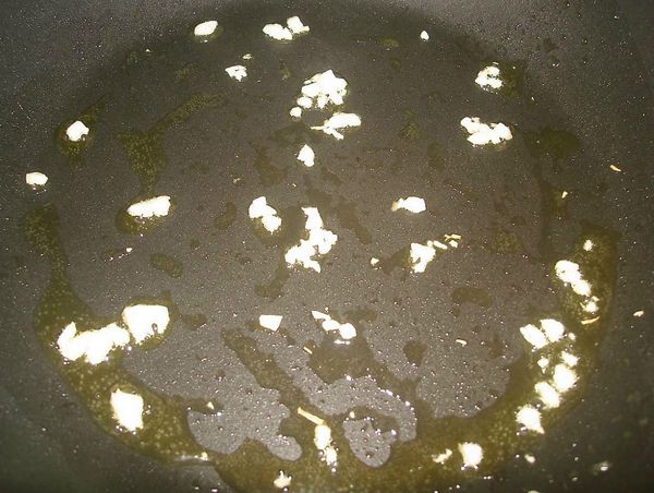 熱鍋倒油，先爆香蒜末...