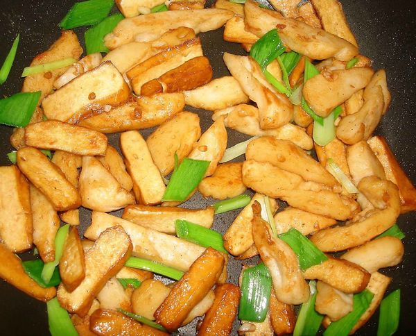 加入[調味料]拌炒一下，再加入金門高梁，嗆出香氣，最後撒上蒜快速炒勻即可關火...