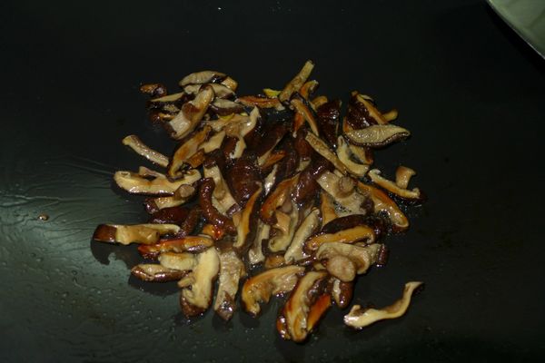 香菇以小火煸出香味後盛起備用。