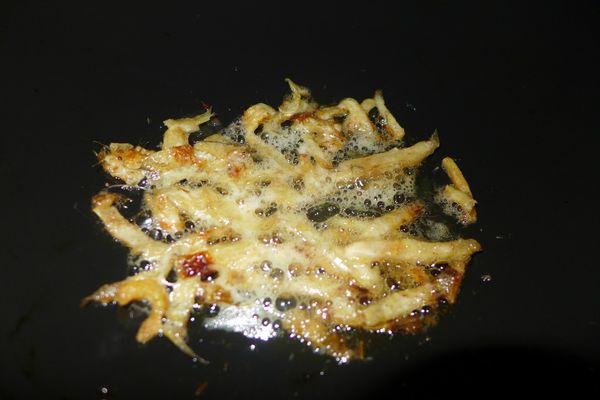 扁魚用小火慢慢煸至焦黃。