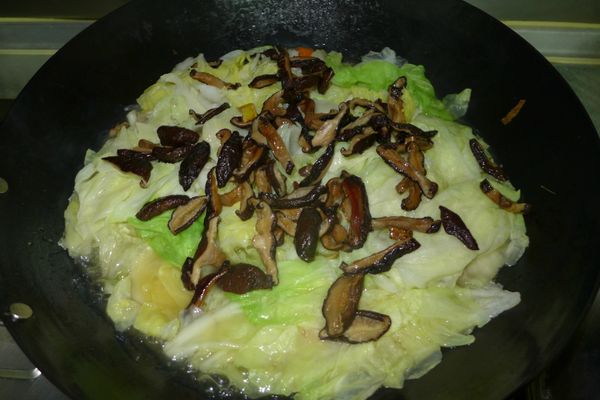 約10分鐘後再將煸過的香菇放入同燜。