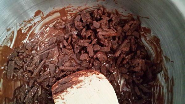 將巧克力塊隔水加熱