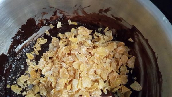 待巧克力溶化後加入鮮奶油及玉米脆片拌勻