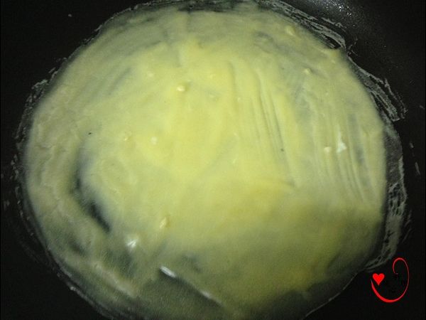 鍋中加少許油,倒入麵糊,煎熟