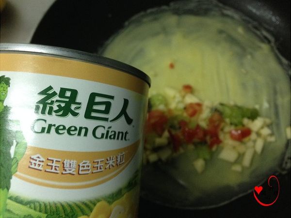 鋪上水果丁和綠巨人玉米粒