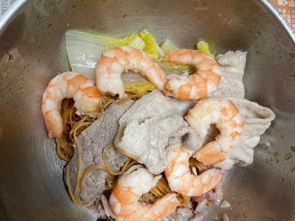 煮雞絲麵跟肉片再加入混在一起就可以享用囉！