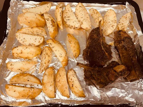 烤箱預熱200度,轉上下火烤20分鐘（豬肋排買現成已調味好的）