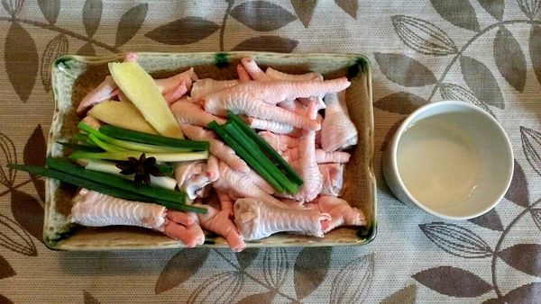 辣椒、大蒜切末。
雞爪洗乾淨後先去除爪尖(或請雞攤販幫忙去除)，再將雞爪剁成一半，雞掌部分再對切。