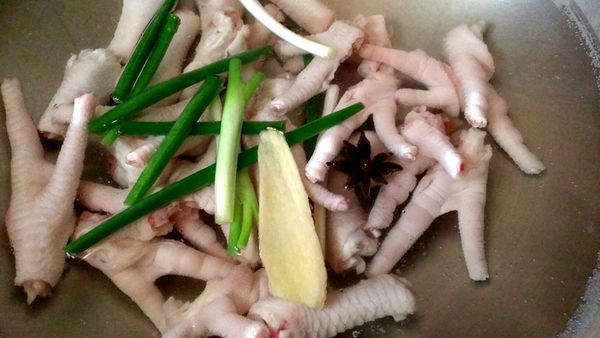 煮一鍋水將雞爪和[燙雞爪水]材料全入鍋，水滾約5分鐘後撈起瀝乾水，再拿一塊布或餐巾紙將雞爪上多餘的水分擦拭乾淨。