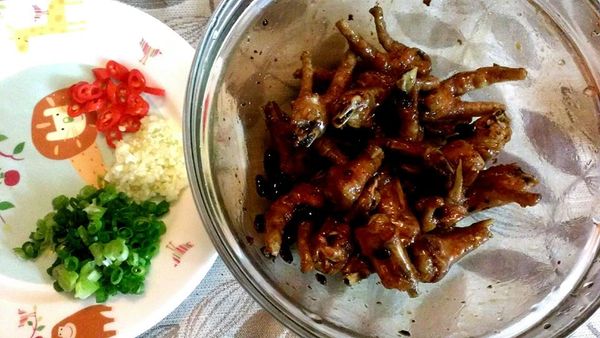 熱一鍋油將雞爪放入油炸(開中火油溫需高些，約190~200度)。
此時會油爆(建議雞爪放入鍋炸後蓋上鍋蓋)，炸約4分鐘後翻動一次再蓋上鍋蓋炸到表面呈現金黃色即可。