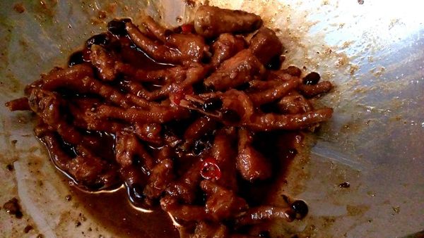 炸好後撈起瀝乾油，將[調味料]和雞爪混合醃製約40分鐘。
再入鍋爆香蒜末、辣椒拌炒一下後加水，煮約10分鐘後湯汁微微收乾加入太白粉水勾芡即可!