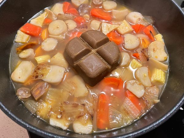 熄火加入咖喱塊，拌勻，再開火煮滾