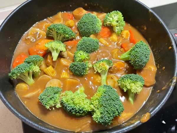 加入花椰菜小火煮滾