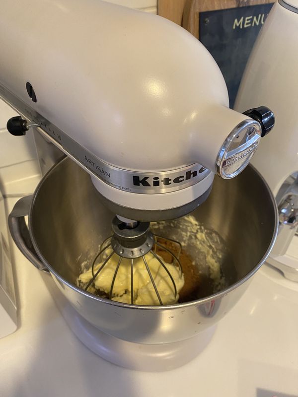 將軟化的無鹽奶油、白砂糖混合用中速打至蓬鬆狀大約三分鐘，再加入黑糖繼續攪拌。