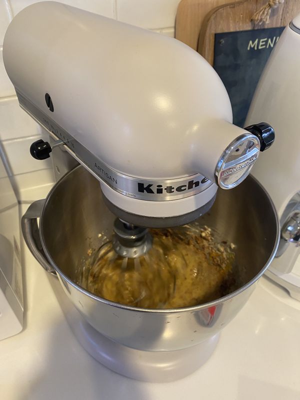 加入蛋、香草精繼續中低速攪拌到混合均勻，大約 1 分鐘。