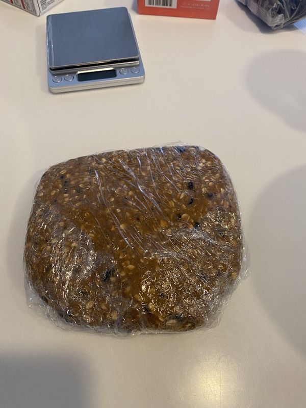 將麵團用保鮮膜包起來，放進冰箱冷藏一小時。