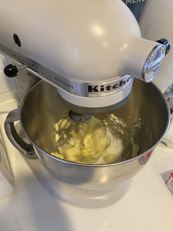 接著開始做玉米片餅乾！一樣先將中筋麵粉、泡打粉、鹽攪拌均勻備用，然後把無鹽奶油和白砂糖、雞蛋打至蓬鬆狀，大約三分鐘左右。