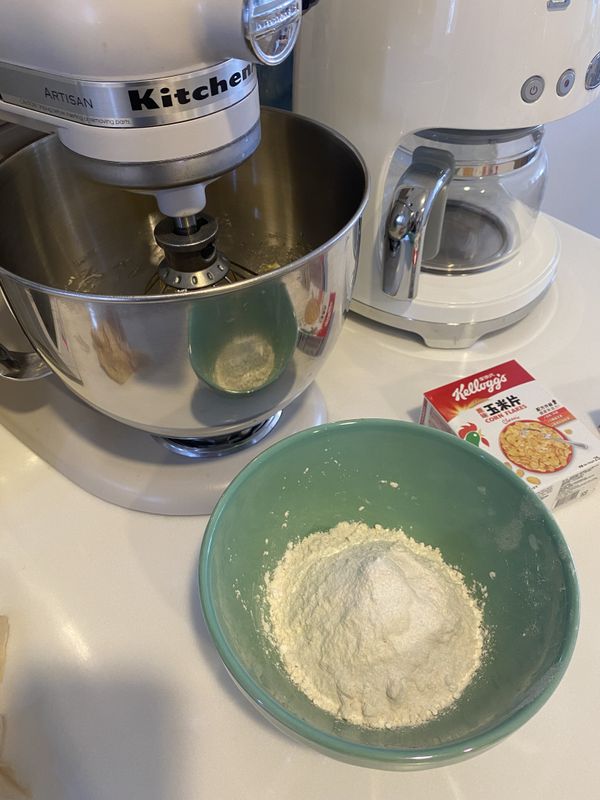 再將中筋麵粉、泡打粉攪拌混合。