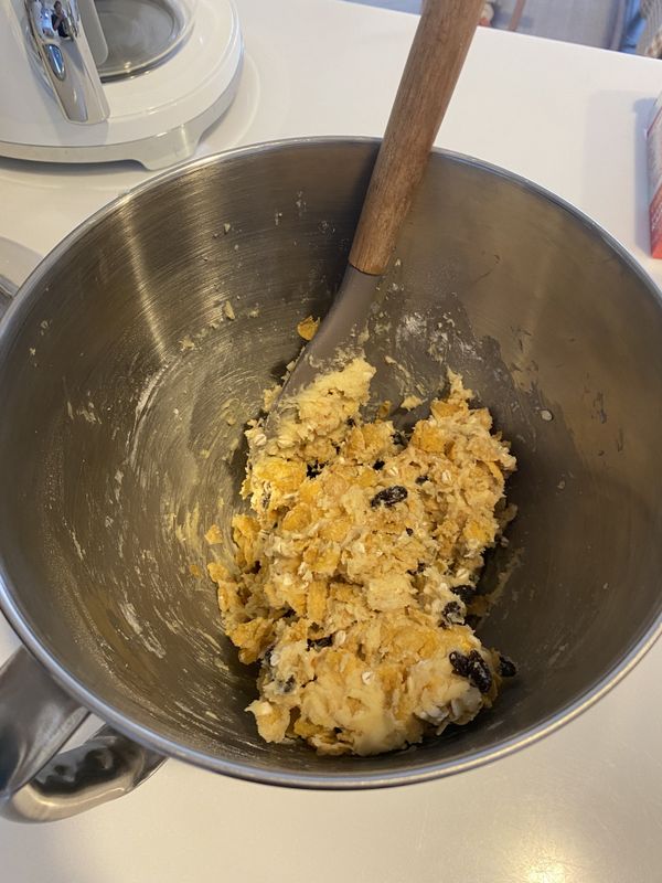 把葡萄乾、燕麥和其中一半的玉米片加入麵團中（麵團好香呀～）