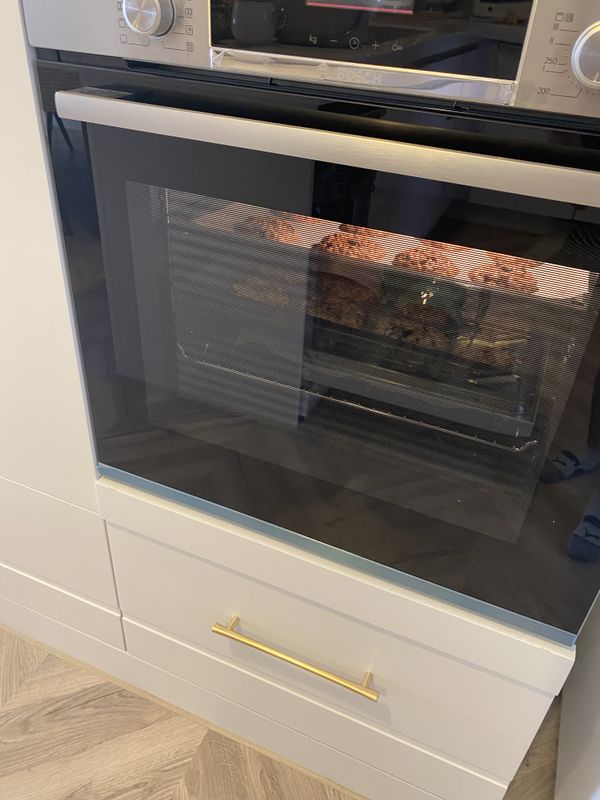 放入預熱好的烤箱190°C烤14分鐘左右，直到餅乾表面呈現淺金黃色即可（中心還是偏軟的）