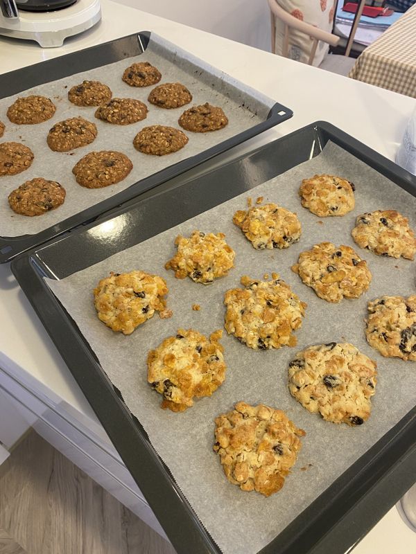 時間到取出（好香呀～），從烤箱中取出後記得放在架上冷卻 1～2 分鐘，兩種奶香味濃郁的餅乾就完成了！