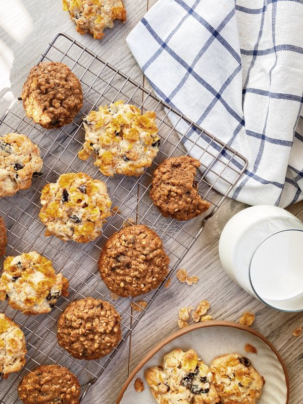 燕麥葡萄乾餅乾是很經典的美式餅乾口味，吃起來邊緣香脆，中間柔軟，我最喜歡裡面的肉桂和香草精混合香氣，喜歡堅果的人可以再放入一些切碎的堅果，口感會更豐富！