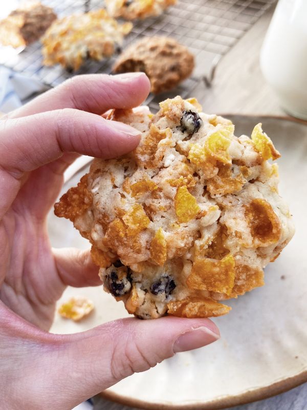 喜歡燕麥口味的餅乾甚過巧克力的，因為相較之下燕麥吃個好幾片都不會膩，越嚼越香，配上果乾更是最棒的搭配