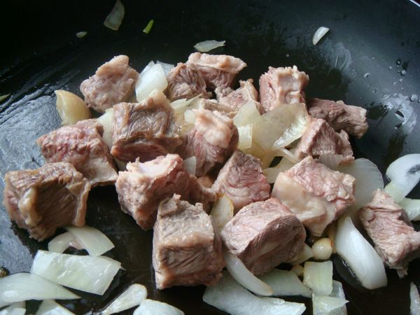 用洋蔥..蒜片爆香..加上金門高粱嗆鍋..鎖住鮮甜滋味!