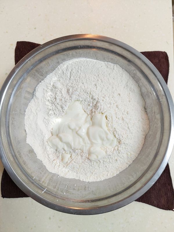 麵粉、鹽、糖、酵母調勻，加入冰優格，再分次少量加入冰鮮乳