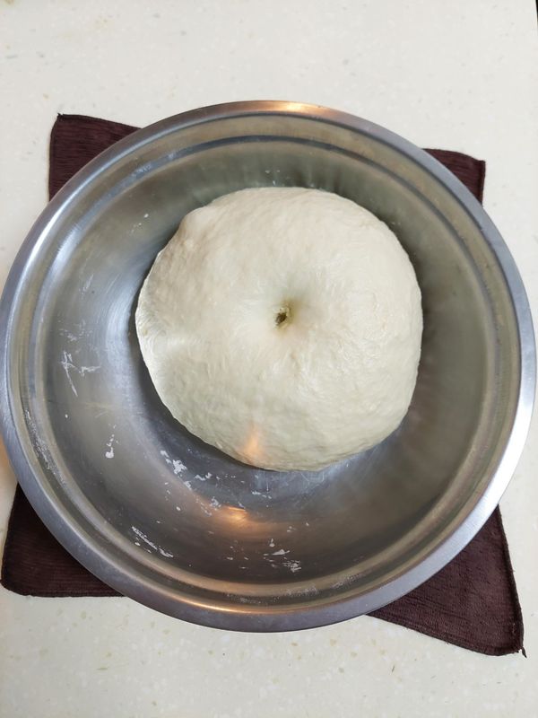 基礎發酵60分鐘（天熱時先把麵團冷藏10~20分鐘降溫，再回室溫發酵）