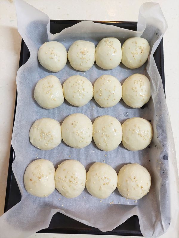 刷上鮮乳、撒上芝麻