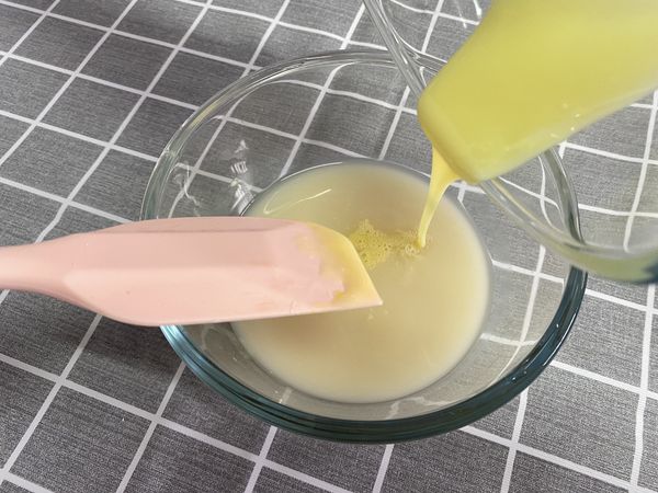 加入雞蛋(留1/3備用)、原味煉乳、水、全能煉乳脂、速發酵母,攪拌均勻