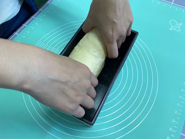 將麵糰桿平呈長條狀，再捲起，放進烤模，進行最後發酵，約30分鐘