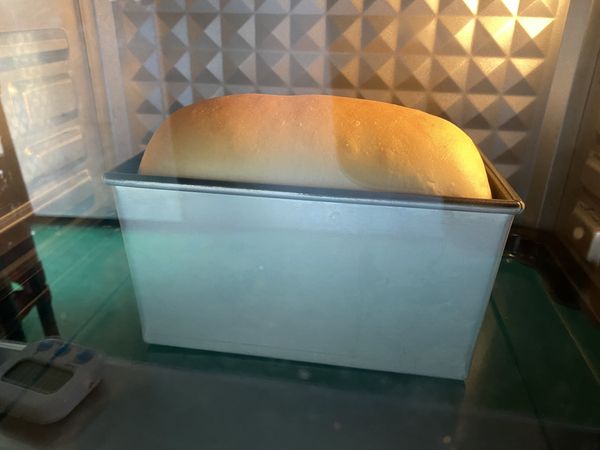 發酵完成後,將麵包刷上一層蛋液,以170°C烤20-22分鐘