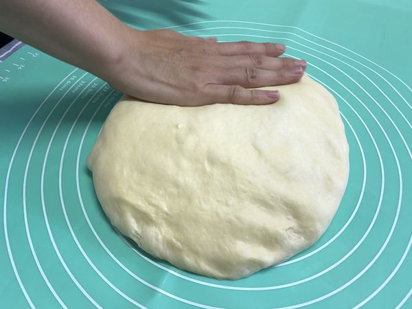 發酵完成後,先幫麵團按壓排氣