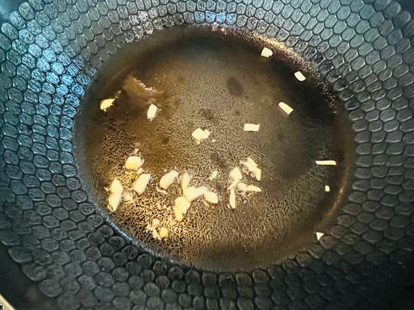 熱鍋倒油，放入蒜末爆香