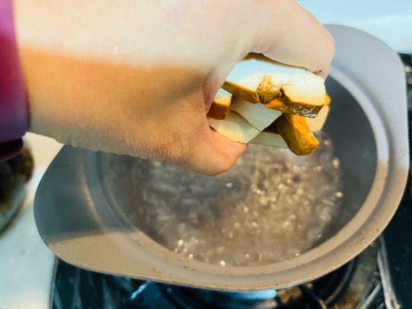 煮一鍋熱水，水滾後放入豆干川燙，去除豆生味