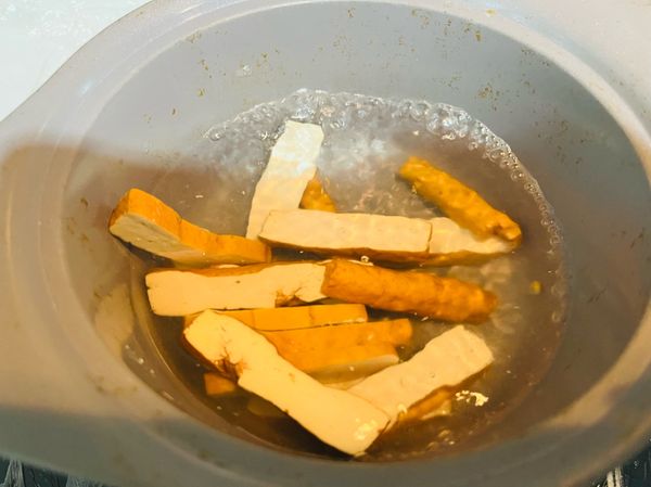 豆干約燙30秒後，即可撈起備用